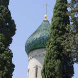 Con il suo inconfondibile profilo orientaleggiante, il verde smeraldo che riveste il tetto spiovente e la rotondit� della sua caratteristica cupola, la Chiesa russa rappresenta probabilmente l�edificio pi� originale di Bari